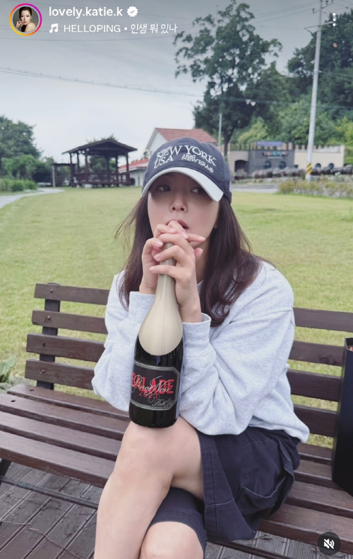 'See you on September 15.' Kim Hee-sun smiles with her own wine. 