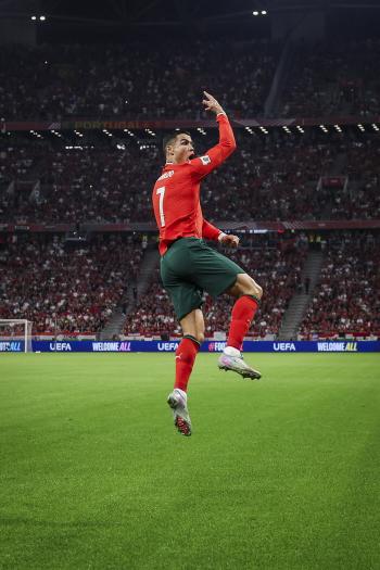 Siuuuu! Ronaldo in the dark again! 39 goals in the World Cup qualifying round tie for the most goals scored! Portugal, Hungary 3 to 2 wins X No. 1 in Group