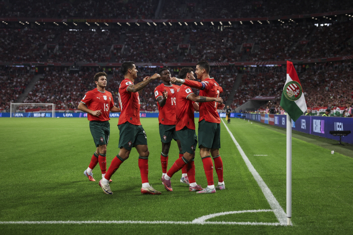Siuuuu! Ronaldo in the dark again! 39 goals in the World Cup qualifying round tie for the most goals scored! Portugal, Hungary 3 to 2 wins X No. 1 in Group