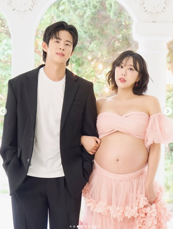 Son Min-soo ♥ Im Lara, full-term pictorial showing off the D-line...Your family will soon be here