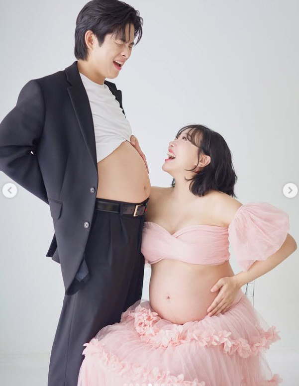 Son Min-soo ♥ Im Lara, full-term pictorial showing off the D-line...Your family will soon be here