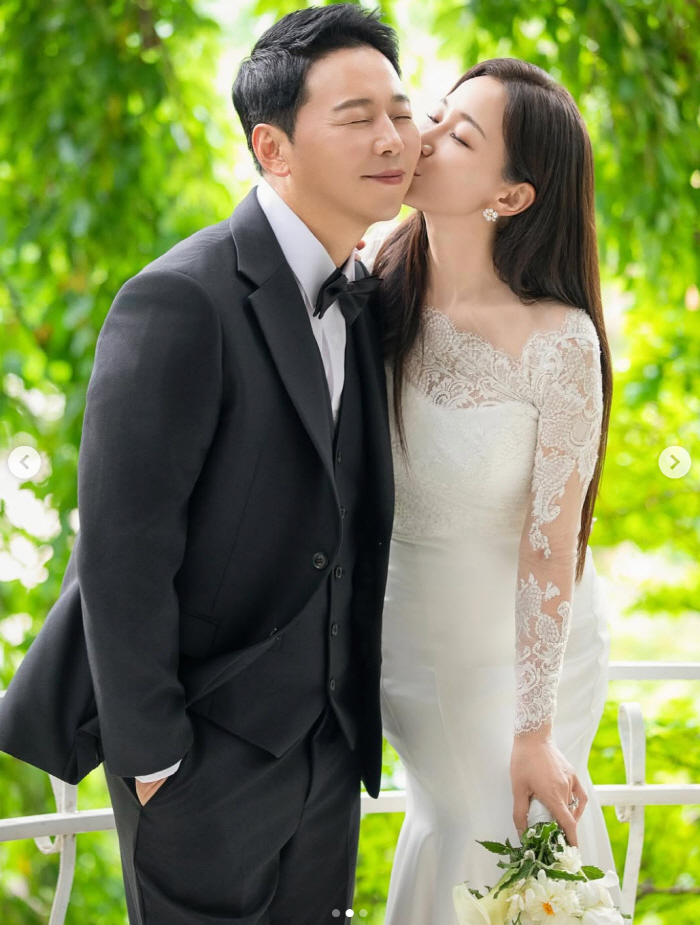 'Surprise' Kim Ha-young, you're going to come see the wedding pictorial three days before your wedding, right?
