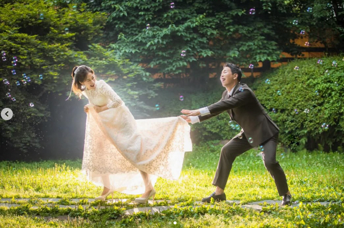 'Surprise' Kim Ha-young, you're going to come see the wedding pictorial three days before your wedding, right?