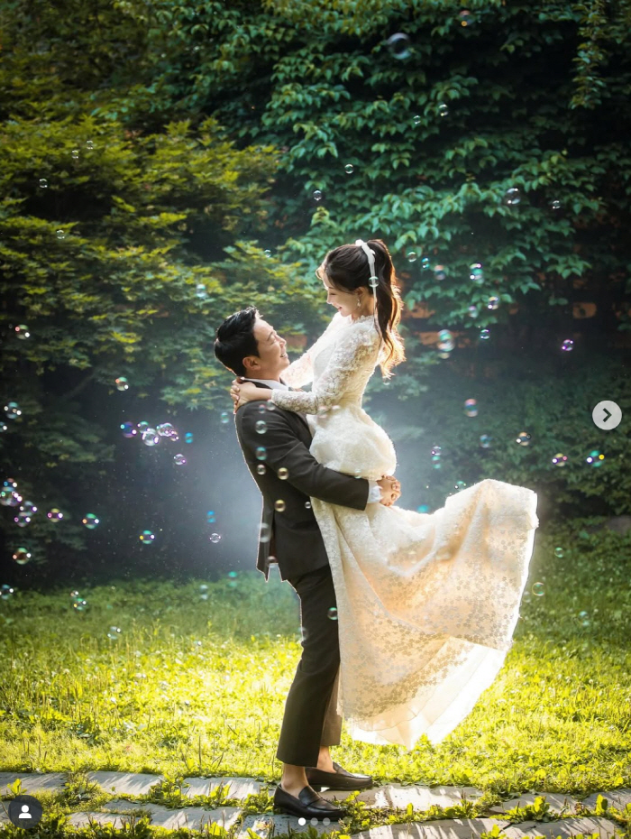 'Surprise' Kim Ha-young, you're going to come see the wedding pictorial three days before your wedding, right?