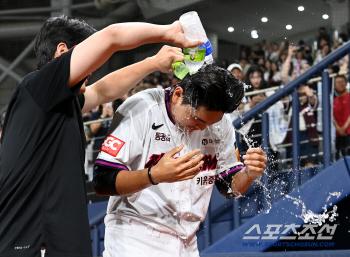 There is a high school graduate rookie who has no hit in three innings in the strongest LG lineup. I can't believe it's my first save with 148km Shin Sung-tu