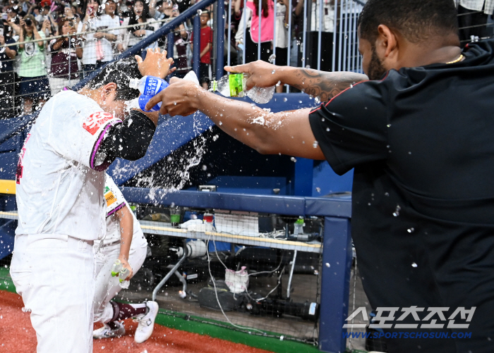 There is a high school graduate rookie who has no hit in three innings in the strongest LG lineup. I can't believe it's my first save with 148km Shin Sung-tu