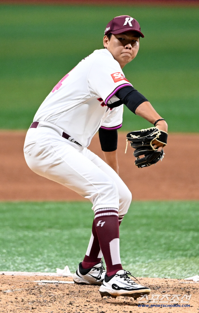 There is a high school graduate rookie who has no hit in three innings in the strongest LG lineup. I can't believe it's my first save with 148km Shin Sung-tu