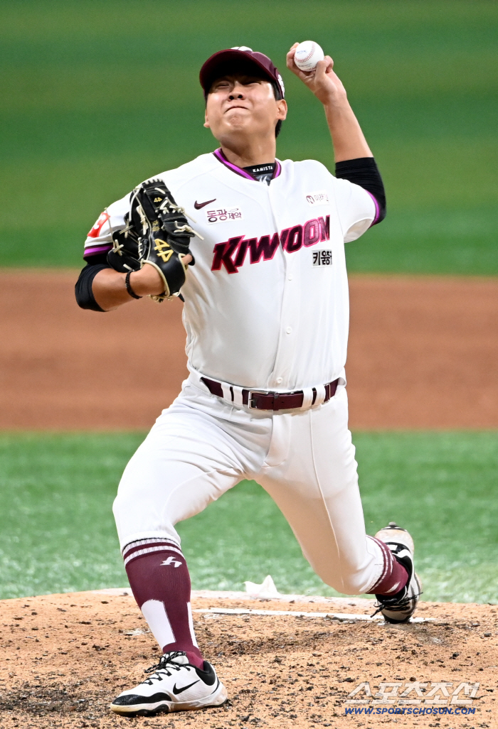 There is a high school graduate rookie who has no hit in three innings in the strongest LG lineup. I can't believe it's my first save with 148km Shin Sung-tu