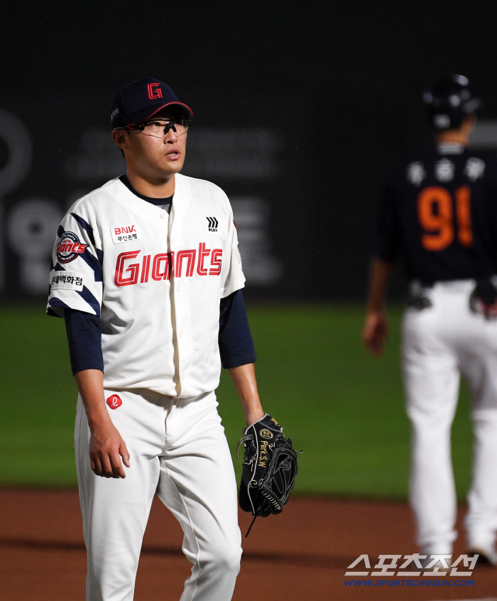 There was only one hit until the 5th inning of the 4th consecutive game, which was blocked by the fading Lotte Autumn Baseball's natural enemy Weiss wall again. 