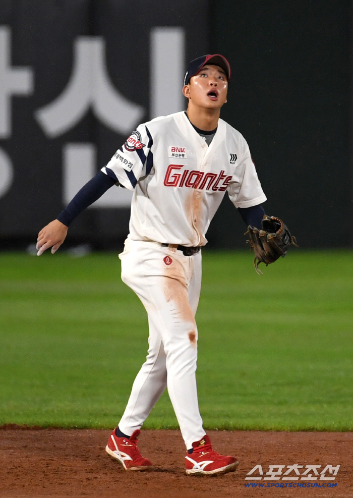 There was only one hit until the 5th inning of the 4th consecutive game, which was blocked by the fading Lotte Autumn Baseball's natural enemy Weiss wall again. 