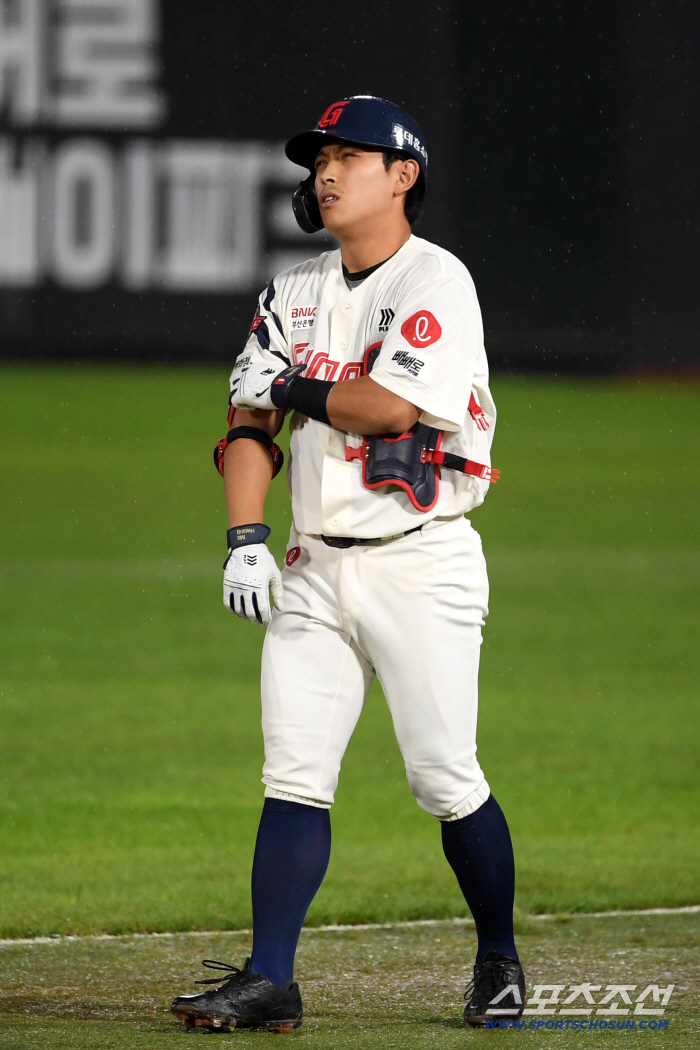 There was only one hit until the 5th inning of the 4th consecutive game, which was blocked by the fading Lotte Autumn Baseball's natural enemy Weiss wall again. 