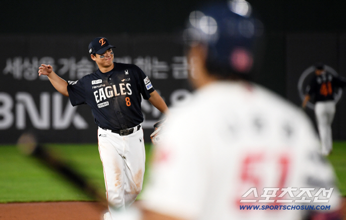 There was only one hit until the 5th inning of the 4th consecutive game, which was blocked by the fading Lotte Autumn Baseball's natural enemy Weiss wall again. 