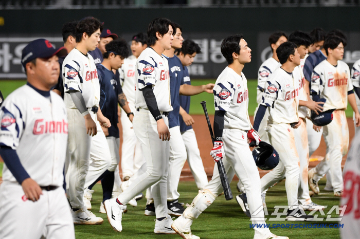 There was only one hit until the 5th inning of the 4th consecutive game, which was blocked by the fading Lotte Autumn Baseball's natural enemy Weiss wall again. 