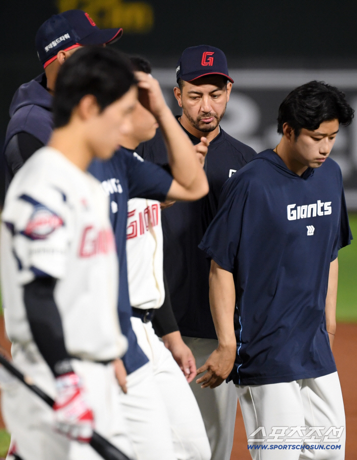 There was only one hit until the 5th inning of the 4th consecutive game, which was blocked by the fading Lotte Autumn Baseball's natural enemy Weiss wall again. 