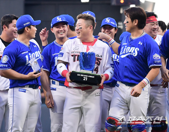 Are we someone else? Kang Min-ho, who put a blue hat on Choi Hyung-woo, come back to his house, too