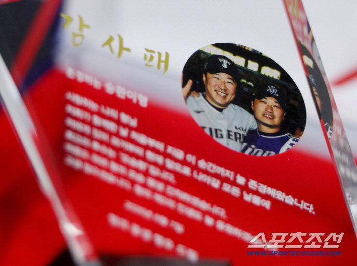 Are we someone else? Kang Min-ho, who put a blue hat on Choi Hyung-woo, come back to his house, too
