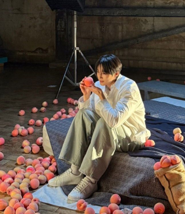 Byeon Wooseok’s Behind-the-Scenes Photoshoot Charms Fans with Refreshing Vibes