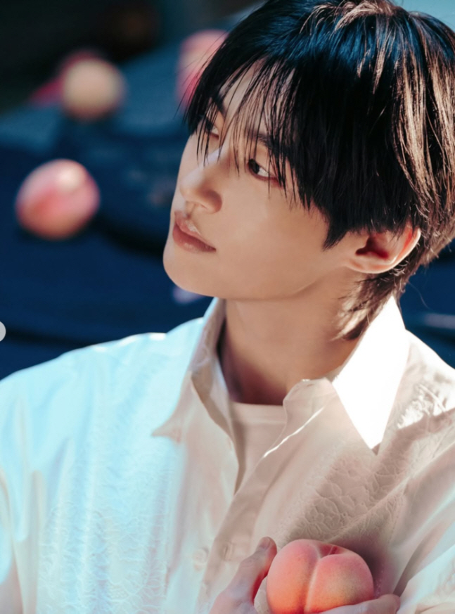 Byeon Wooseok’s Behind-the-Scenes Photoshoot Charms Fans with Refreshing Vibes