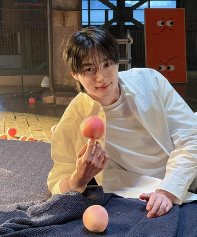 Byeon Wooseok’s Behind-the-Scenes Photoshoot Charms Fans with Refreshing Vibes