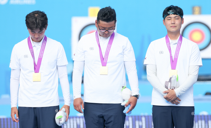 From the highest point...  The best moment in men's archery, I honored my teacher with a silent tribute