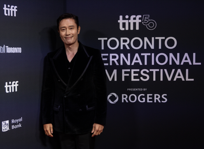 Park Chan-wook Praises Longtime Friend Lee Byung-hun at TIFF Special Tribute Award Ceremony