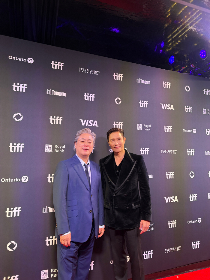 Park Chan-wook Praises Longtime Friend Lee Byung-hun at TIFF Special Tribute Award Ceremony