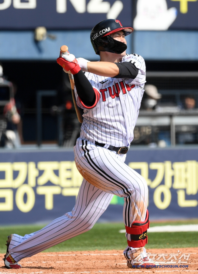 One hit and one walk today. Can we see the on-base king in Jamsil on the weekend with a 50% on-base percentage in three games in the second division 