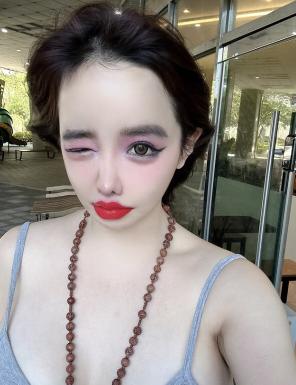 Park Bom stopped her activities, and fans reacted differently because of her bad comments on selfies