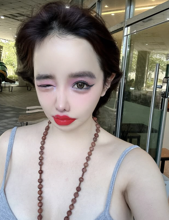 Park Bom stopped her activities, and fans reacted differently because of her bad comments on selfies