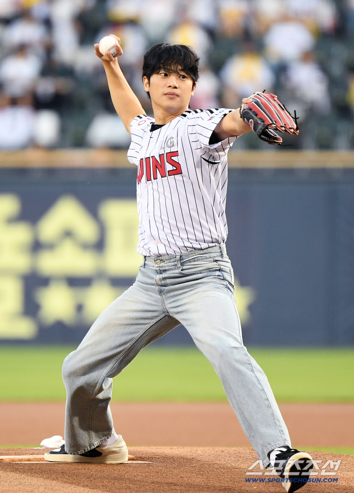  Actor Lee Shin-young threw the first pitch for LG's home game