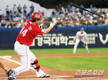  Choi Jeong's bat is flying away