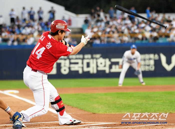  Choi Jeong's bat is flying away