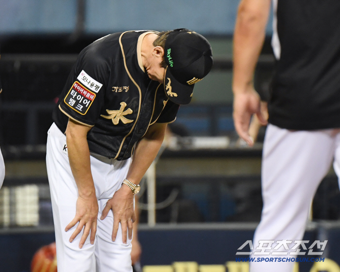  Coach Lee Kang-chul greets the player