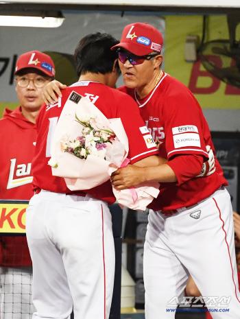  Director Choi Jung, Sung Yong, a hot hug