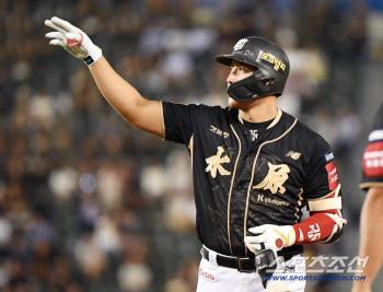  Hwang Jae-gyun makes a timely RBI in the seventh inning