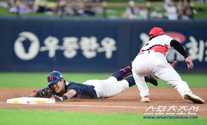  Hwang Sung-bin's leadoff batter triple to save the chance from the first inning