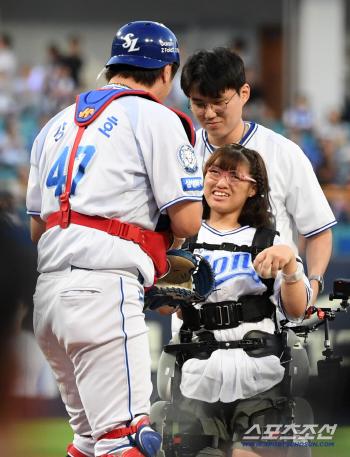  Kang Minho, Kim Yewon, touching scene