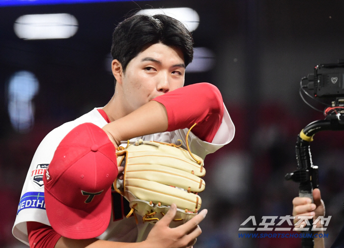  KIA's Kim Taehyung throws it bravely