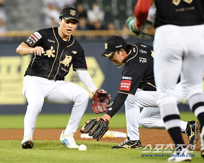  Kim Hyun-soo hits infield after hitting the first baseman
