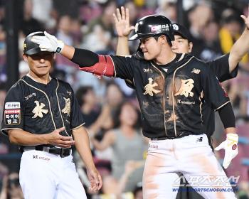  Kwon Dong-jin has a come-from-behind two-run triple