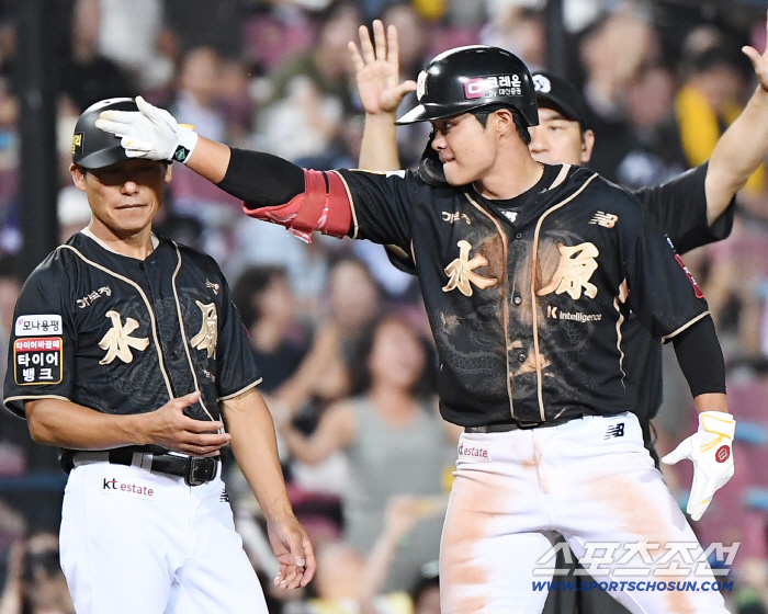  Kwon Dong-jin has a come-from-behind two-run triple