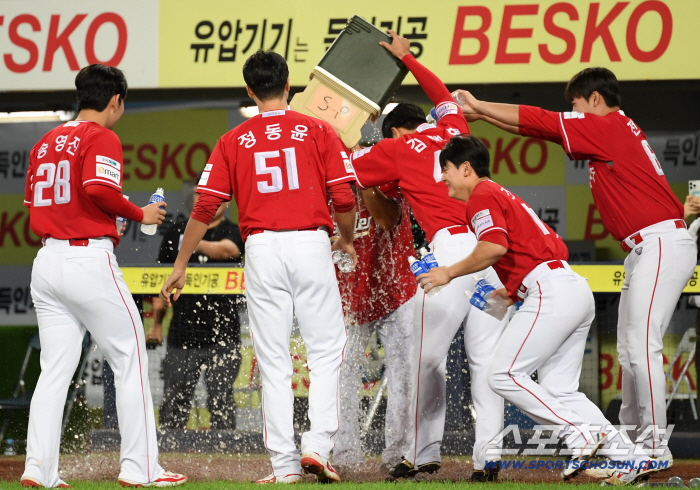  Noh Kyung-eun's juniors are rushing towards her