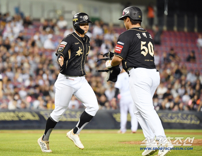  Pinch hitter Kang Baek-ho makes a timely RBI