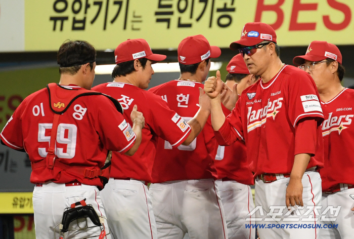  SSG Director Lee Sung-yong congratulates Choi Jung on the milestone
