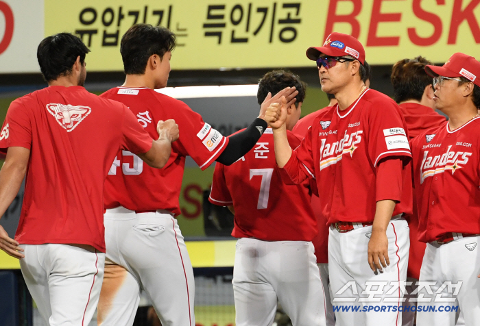  SSG director Ryu Hyo-seung and Sung-yong. Nice batting