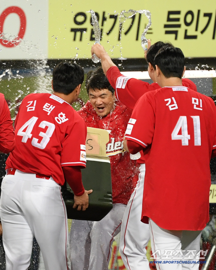  SSG Noh Kyung celebrates the milestone