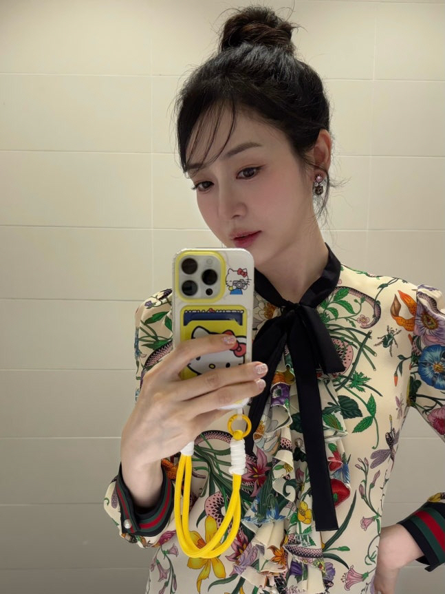 Sung Yu-ri, how you've been doing with mirror selfies...Ex-fairy beauty is still there