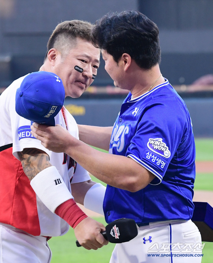 Tears welled up. My dear brother! The best pitcher for me is always Oh Seung Hwan