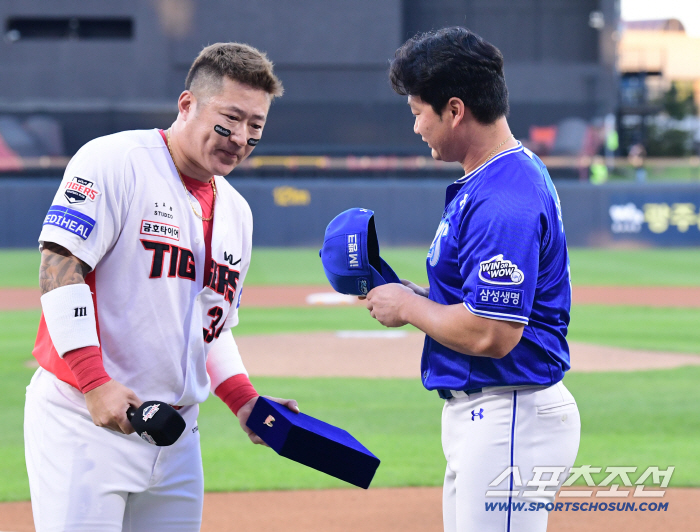 Tears welled up. My dear brother! The best pitcher for me is always Oh Seung Hwan