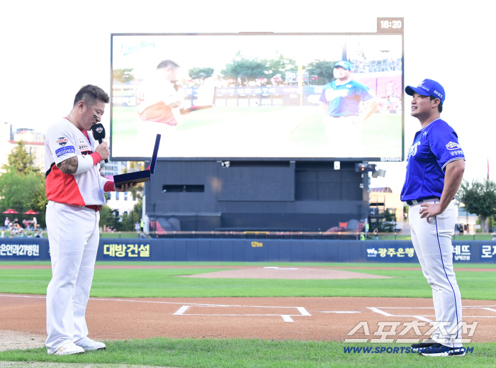 Tears welled up. My dear brother! The best pitcher for me is always Oh Seung Hwan